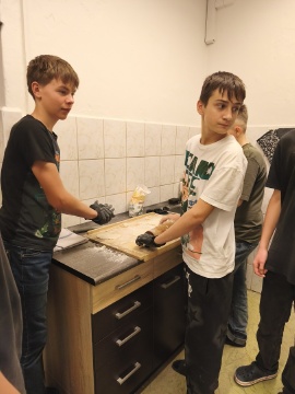 Příprava placek - kuchaři třídy.