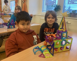 Práce se stavebnicí MAGFORMERS